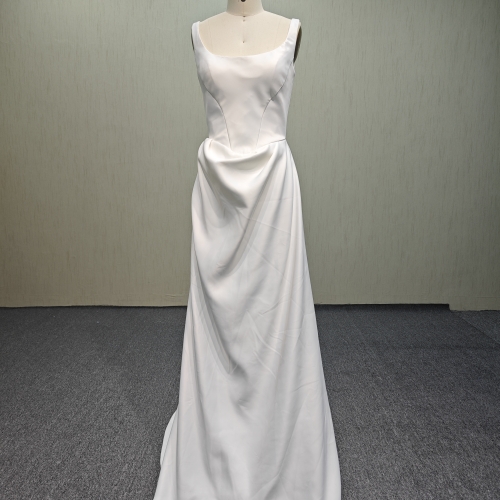 P124 An elegant square dress with a bow on the back