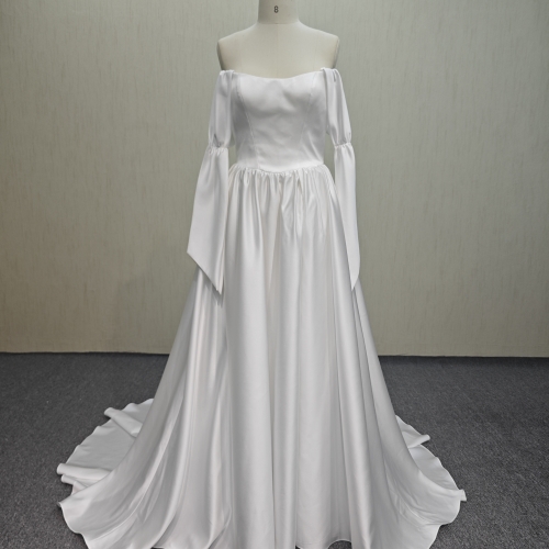 P221 Slight sweetheart neckline wedding dress with invisible zipper