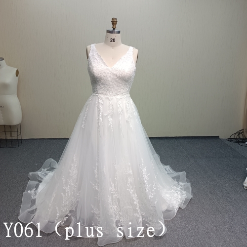 Y061 A wedding dress with plain design, but fitted and pretty